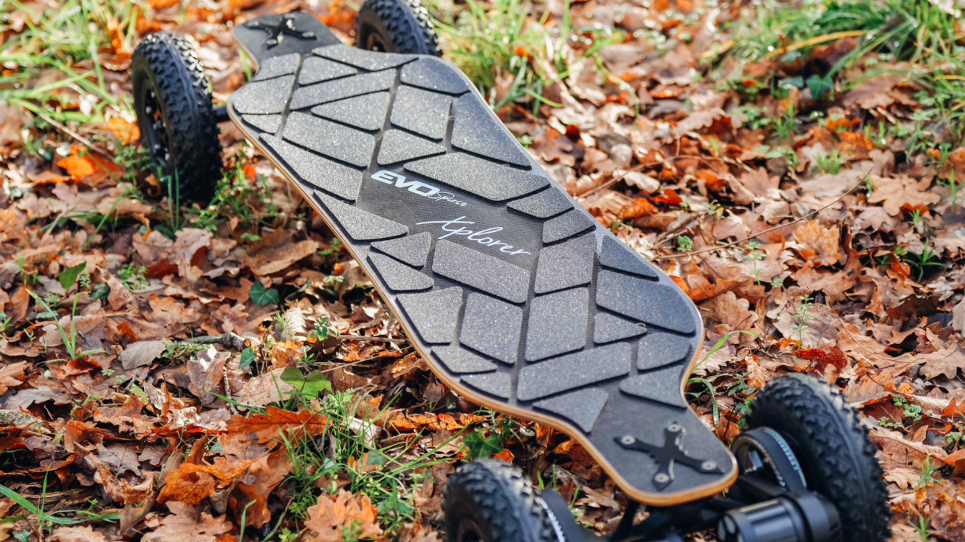 Deck hybride en bambou et fibre de carbone du Evo-Spirit Xplorer, offrant flexibilité, absorption des chocs et stabilité pour un ride confortable et réactif